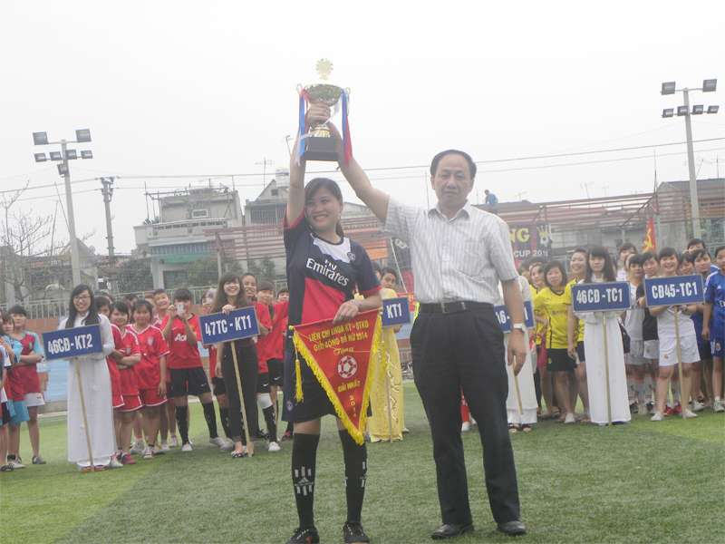Thầy Ngô Quốc Hưng trao cúp vô địch cho đội 47TC-KT1