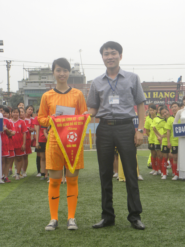 Thầy Thân Văn Hùng - Bí thư đoàn trường trao cờ và phần thưởng cho đội hạng 2