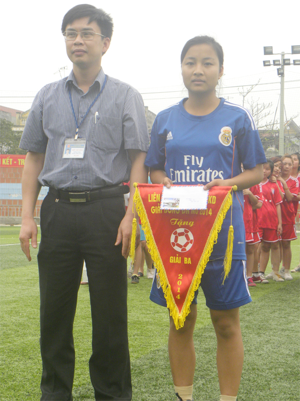 Thầy Kiều Việt Dũng - Trưởng phòng công tác học sinh Trao cờ và phân thưởng cho đội hạng 3